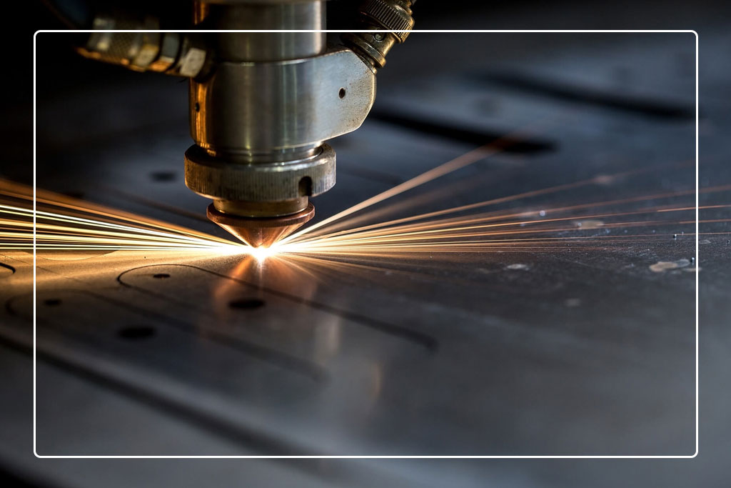 مقایسه خدمات برش لیزر و پانچ CNC برای تولید قطعات صنعتی